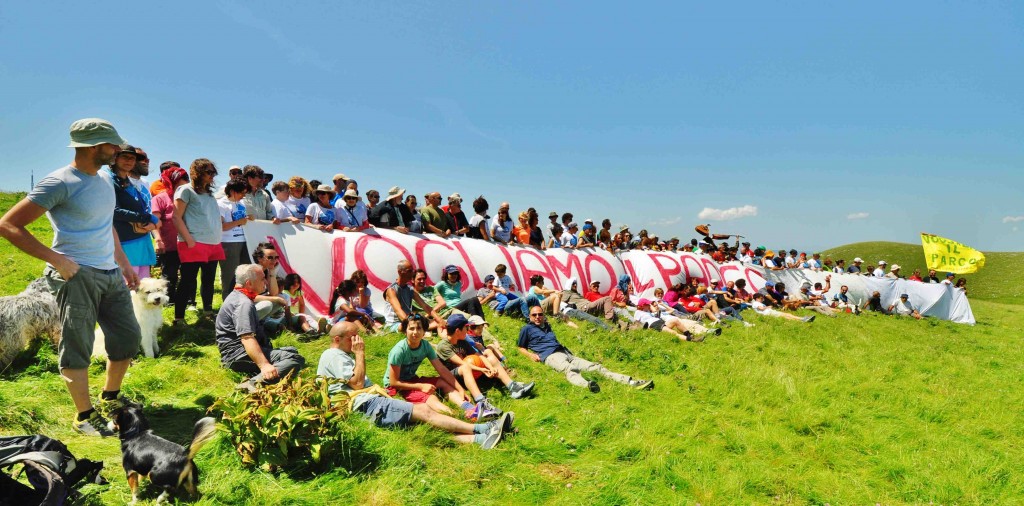 I partecipanti al raduno chiedono a gran voce il Parco del Catria, Nerone e Alpe della Luna (foto di Claudio Bruscoli)